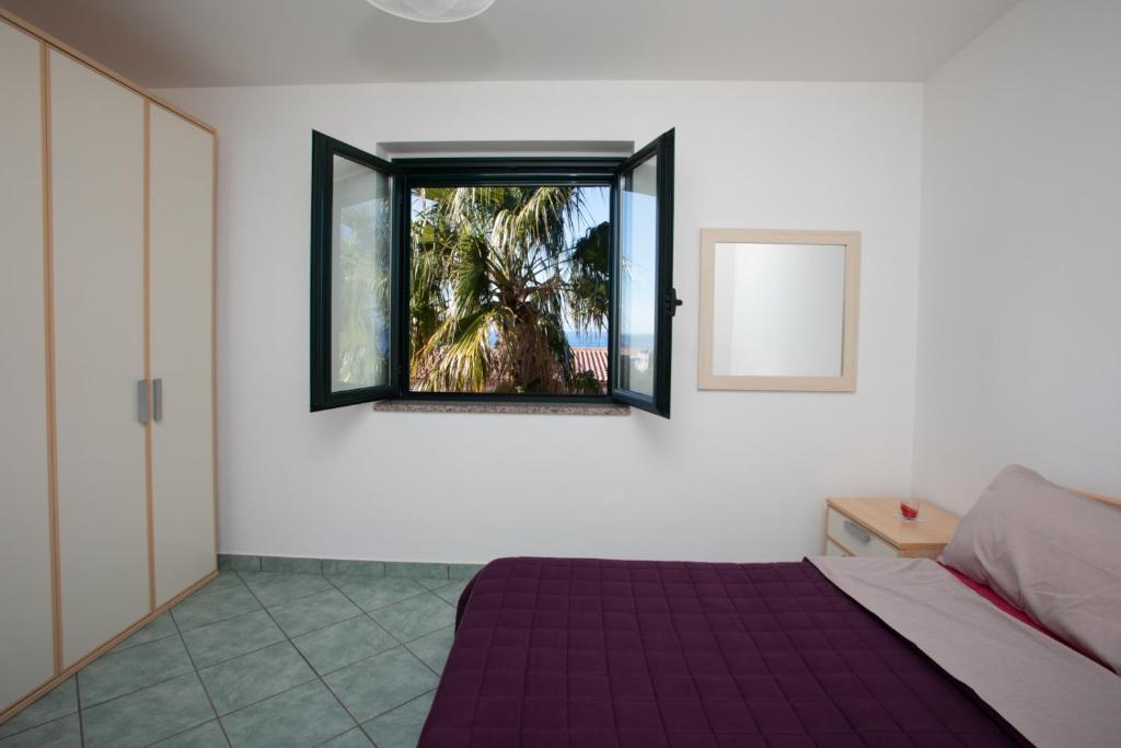 贝尔韦代雷Przytulny apartament w Belvedere Marittimo的一间卧室设有一张床和一个窗口