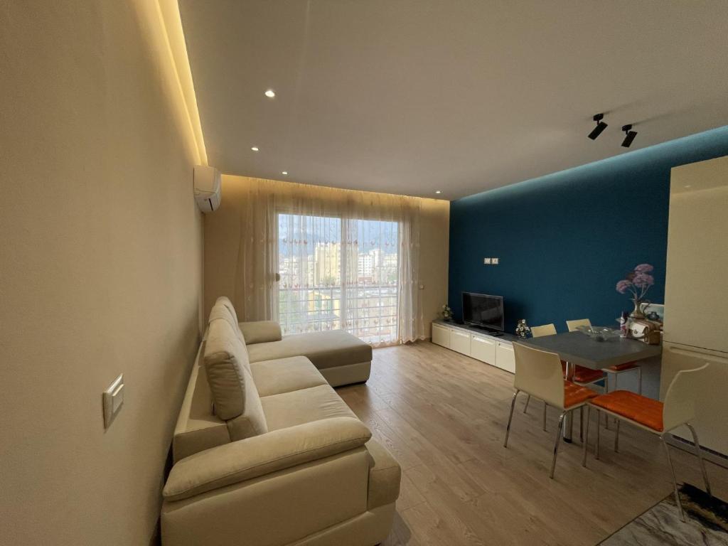 地拉那City center Apartment 1的客厅配有沙发和桌子