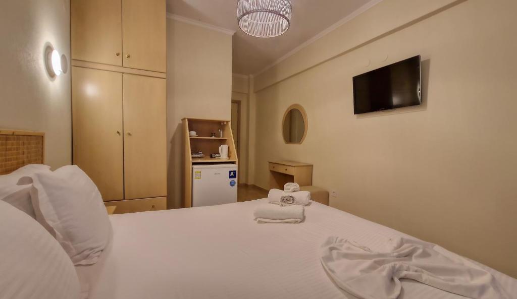 萨尔蒂维克酒店的卧室配有白色的床和毛巾
