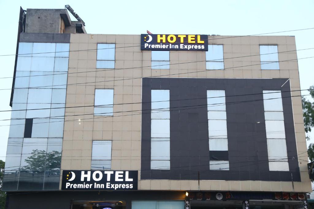 拉合尔Premier Inn Express Gulberg Lahore的建筑一侧有标志的酒店