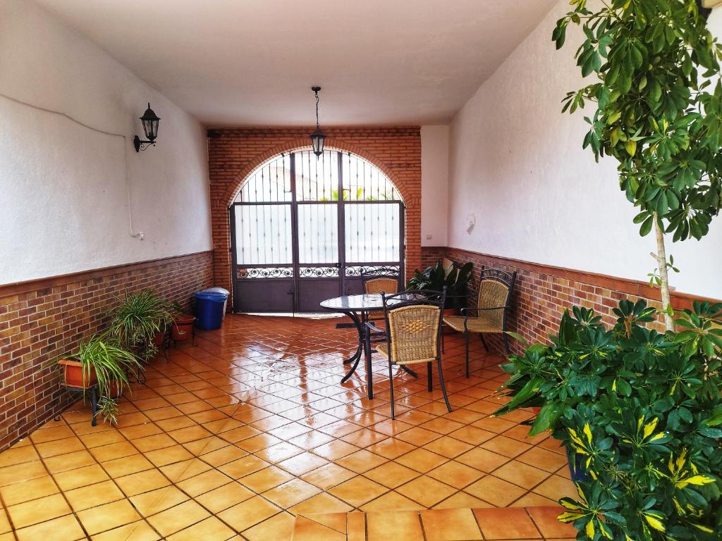 El RobledoRetiro del Bullaque的配有桌椅和砖墙的房间