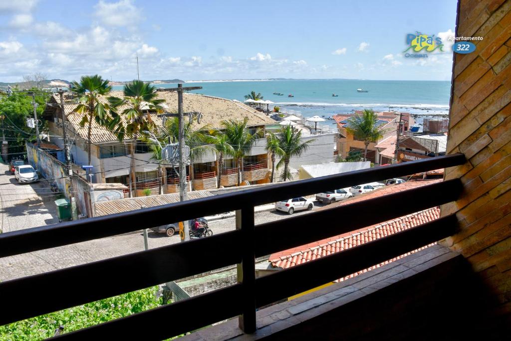 皮帕Apart Hotel PIPA'S OCEAN - Flat 322的阳台享有城市和大海的景致。
