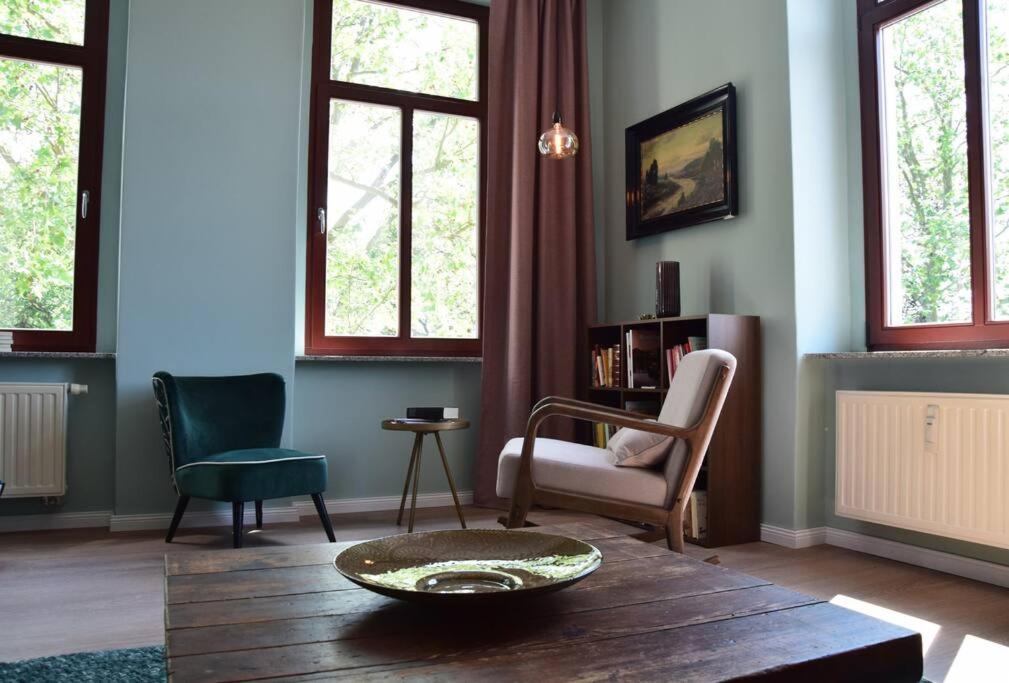 德累斯顿Schöne Wohnung in Dresden - Neustadt的客厅配有两把椅子和一张桌子