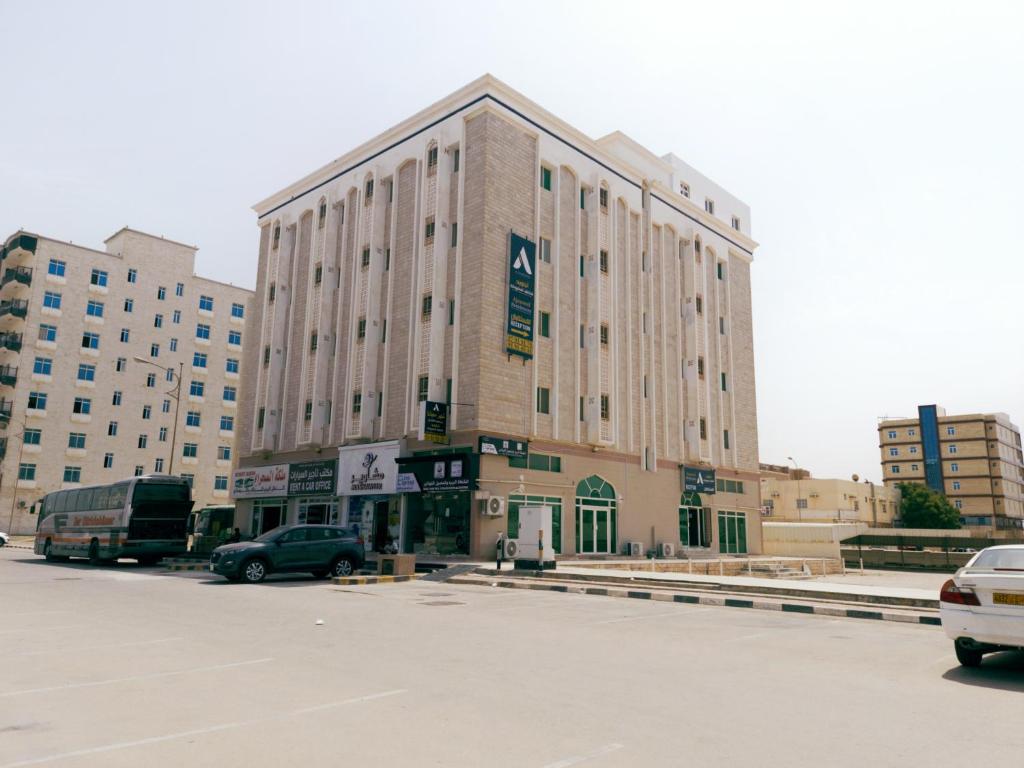 塞拉莱أجاويد Ajaweed的停泊在停车场的公共汽车大建筑