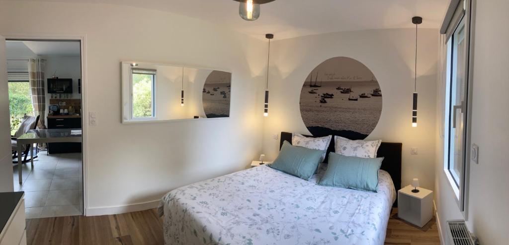 康卡勒Ker Neizh Cancale, Cottage Baie de Cancale GR34的一间卧室配有一张大床和镜子