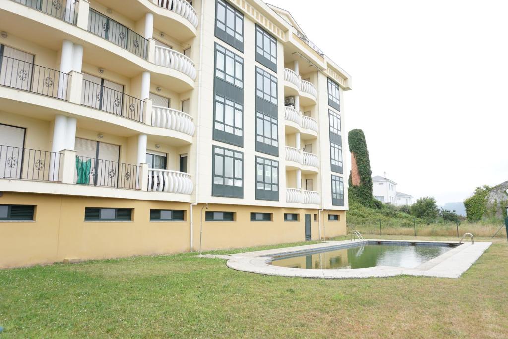 奥维塞多Hermanas Iglesias的公寓大楼的庭院设有游泳池