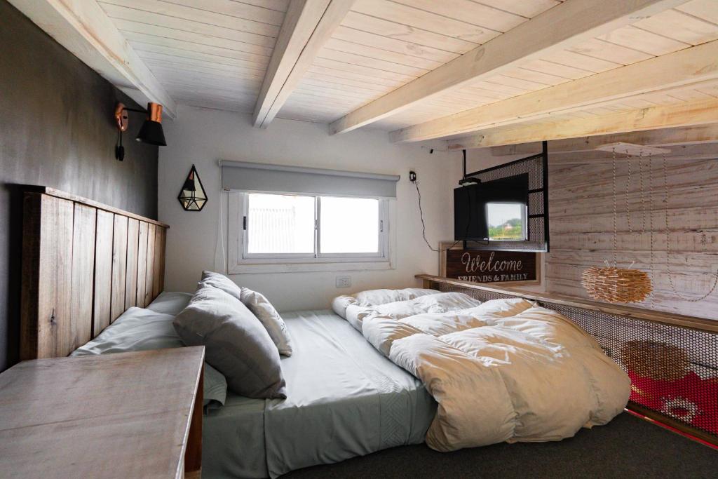 Colonia ChapadmalalRefugio santa isabel的一间卧室配有一张大床和枕头