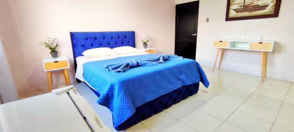 巴克里索莫雷诺港Bahía Gardner的一张蓝色的床和蓝色的毯子