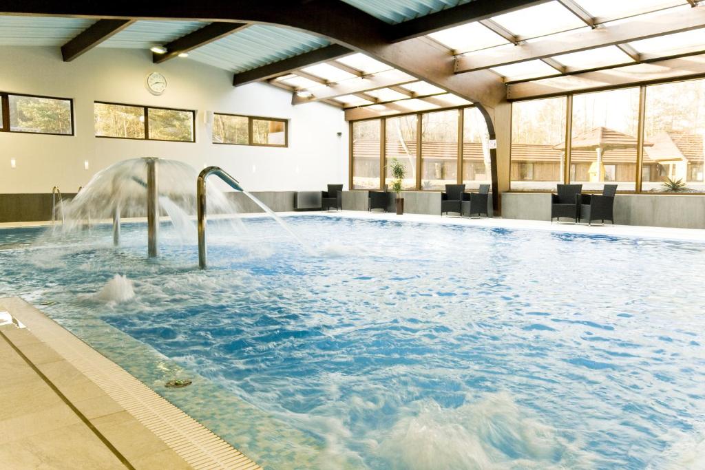 韦茨泽基斯韦斯基尼兹维亚德克酒店的一个带喷泉的游泳池