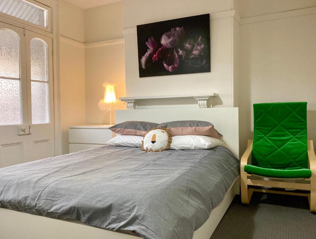 悉尼Coco’s Abode的卧室里设有一张床,上面有一只动物
