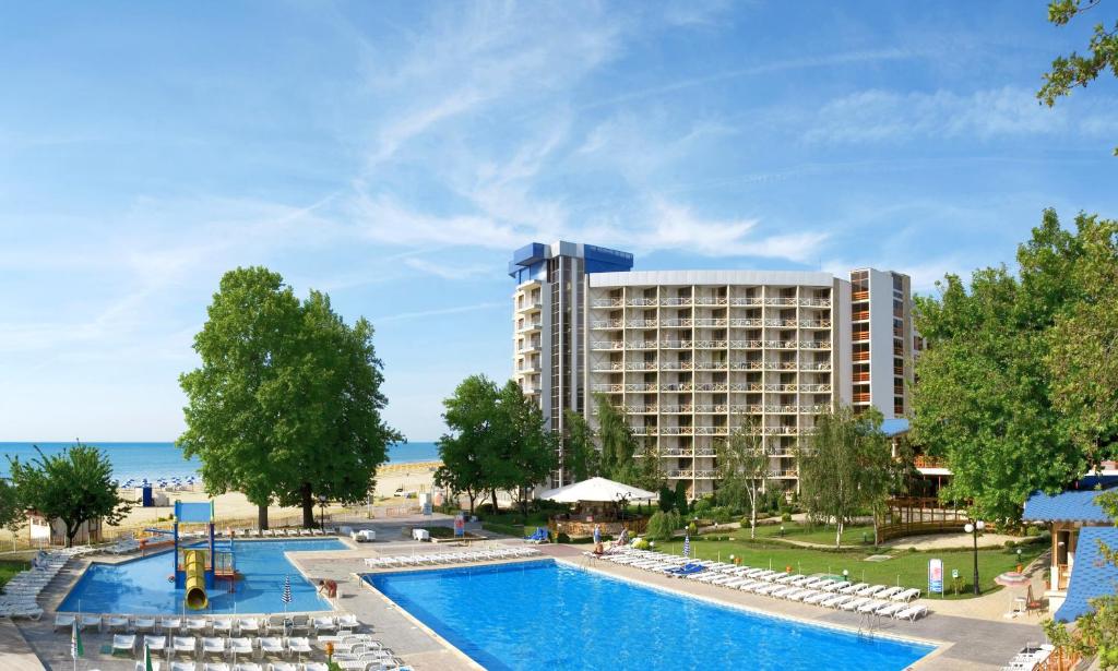 阿尔贝纳Kaliakra Beach Hotel - Ultra All Inclusive的一座带游泳池和度假村的酒店