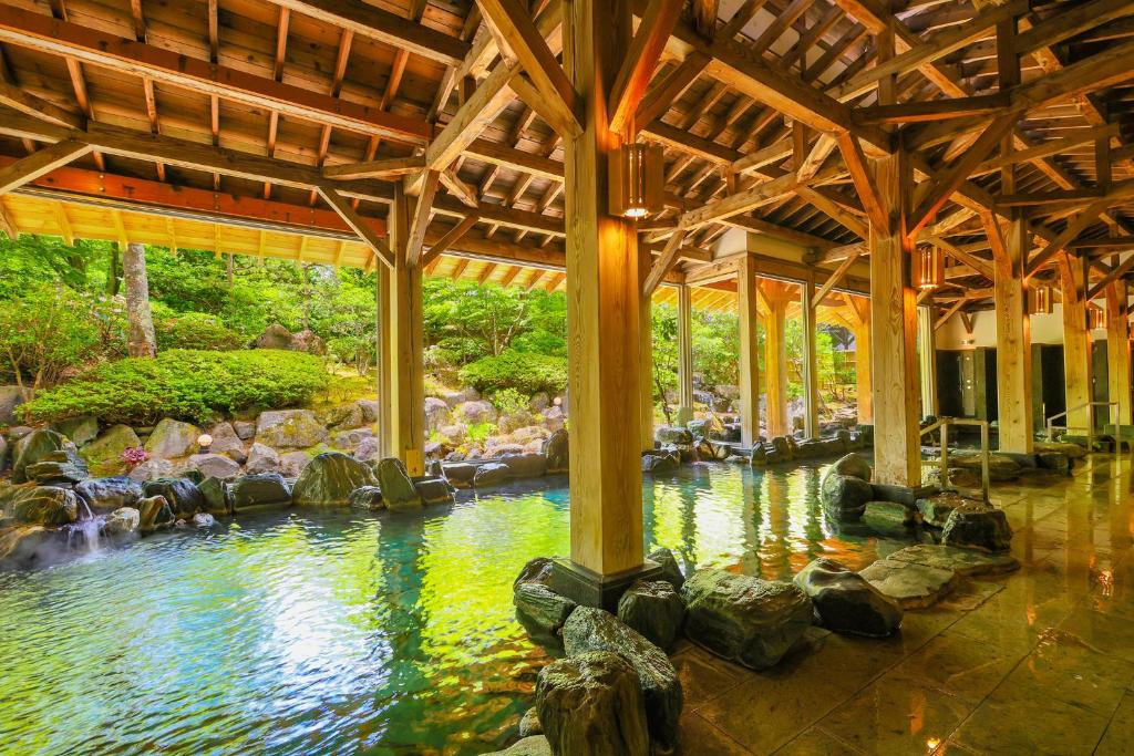 仙台TAOYA Akiu的一座有岩石的建筑里的一个水池
