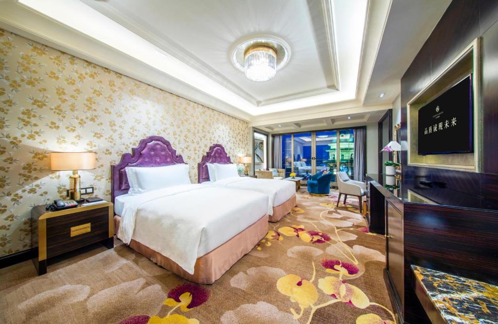 广州广州星河湾酒店（广交会穿梭巴士）的一间卧室配有一张大床和电视