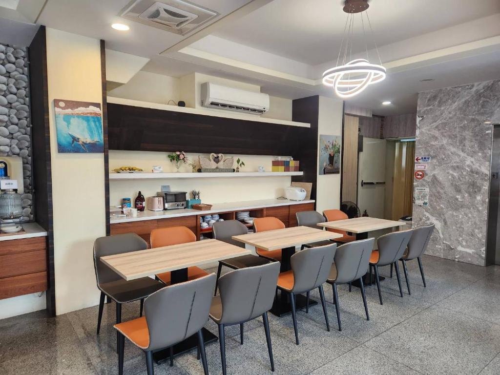 罗东镇家家商務旅館 Jia-Jia Business Hotel的一间带桌椅的餐厅和一间厨房