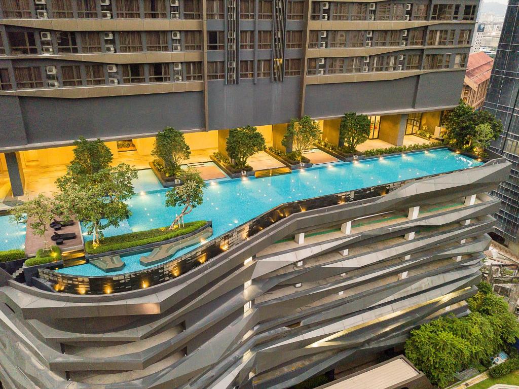 吉隆坡8 KIA Peng的享有带游泳池的大型建筑的顶部景色