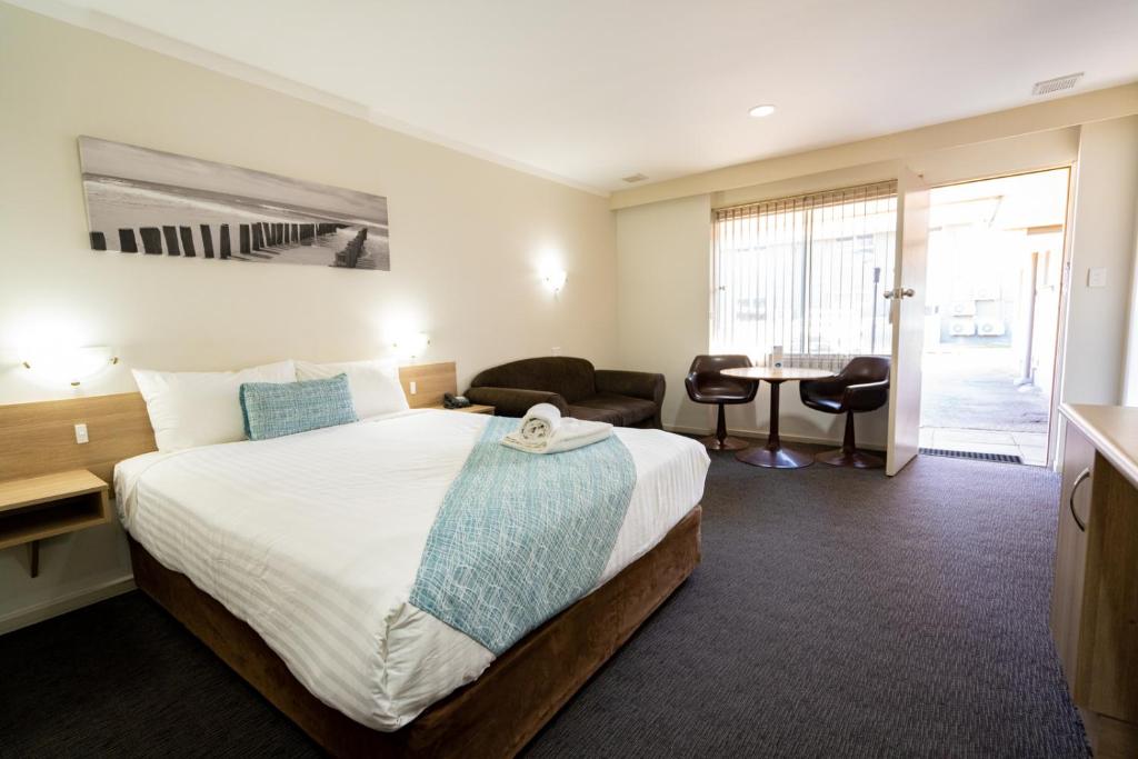 埃斯佩兰斯Hospitality Esperance SureStay Collection by Best Western的酒店客房设有一张大床和一张书桌。