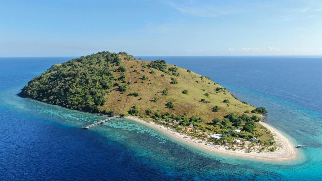 纳闽巴霍Le Pirate Island - Adults Only的海洋中的一个岛屿