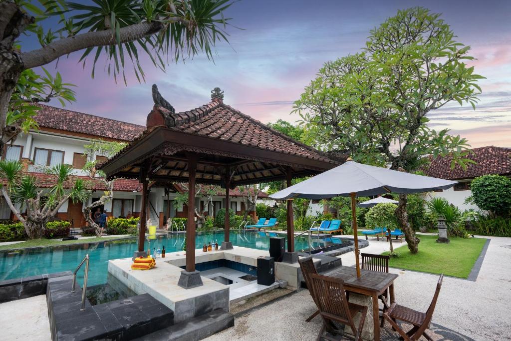 勒吉安Sinar Bali Hotel的户外庭院,设有泳池旁的凉亭