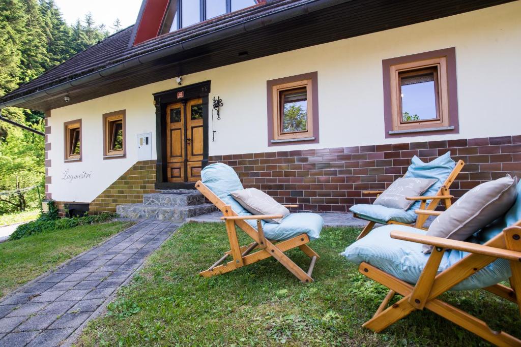 LjubnoEstate Žagmeštri的一组椅子坐在房子外面