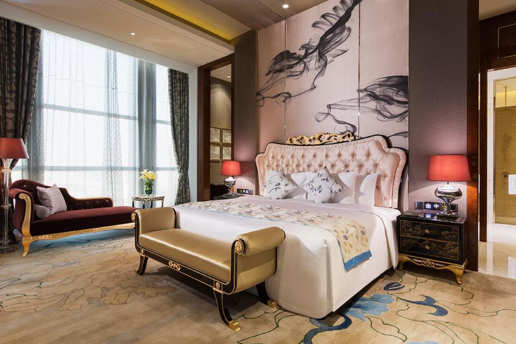 当涂马鞍山万达嘉华酒店的卧室配有一张白色的大床和一张沙发。