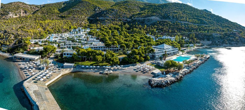 路特奇Wyndham Loutraki Poseidon Resort的水上度假村的空中景观