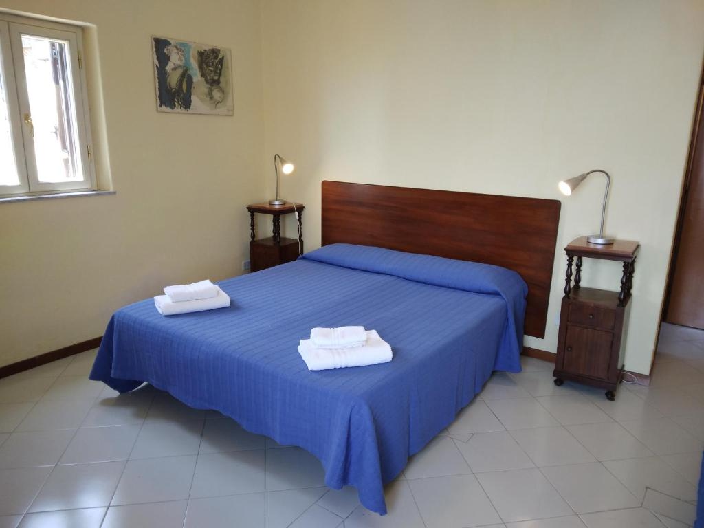 阿格里真托FORESTERIA DEL TEATRO的一间卧室配有蓝色的床和2条毛巾
