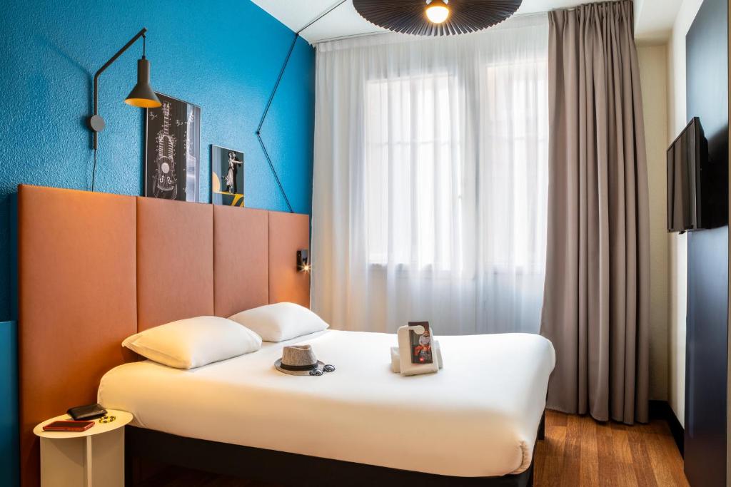 巴黎巴黎蒙马特北18区奥纳诺宜必思酒店的酒店客房设有床和窗户。