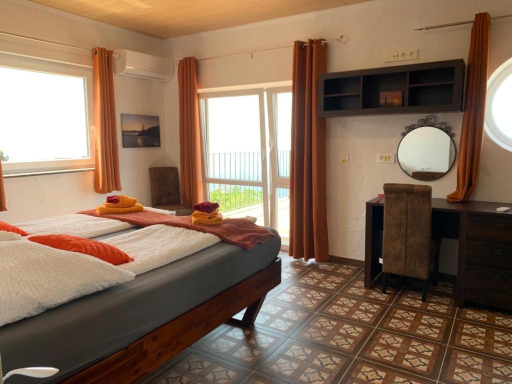 蒂哈拉费HRlos Piratas - Ferien Haus La Palma - GOOD WLAN !!的一间卧室配有一张床、一张书桌和一面镜子