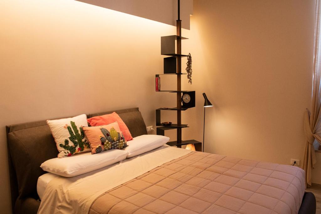 塔兰托San Nicolicchio - Luxury Guest House的一间卧室配有带枕头的床