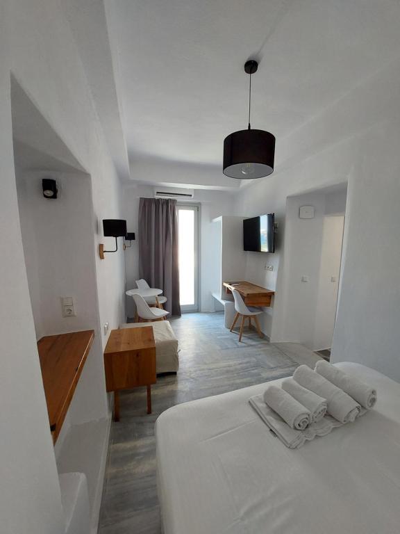 纳克索乔拉Castellino Naxos的白色卧室配有床和书桌
