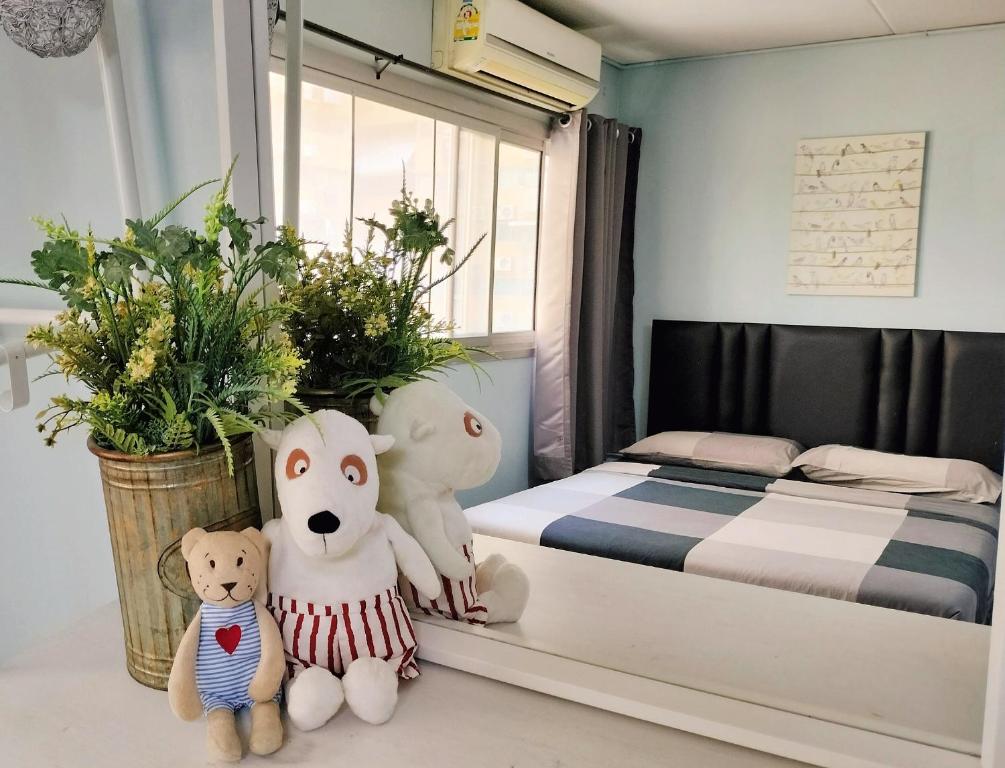 北革玛昂特内斯托一室公寓的两个泰迪熊坐在卧室的地板上
