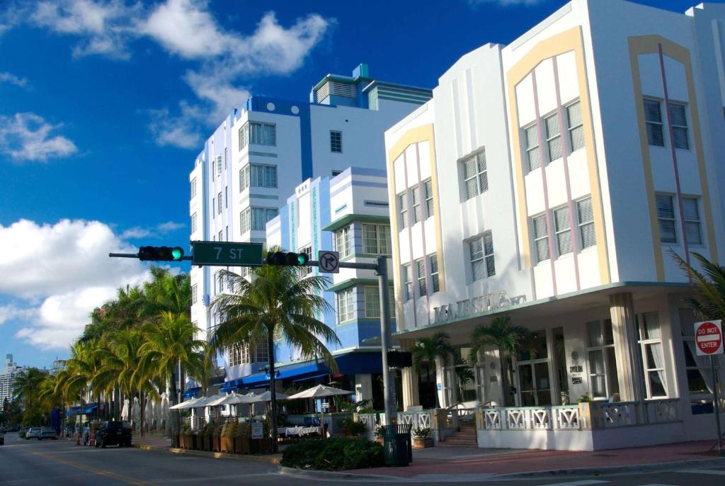 迈阿密海滩Majestic Hotel South Beach, Trademark Collection by Wyndham的街道上建筑物前的交通灯