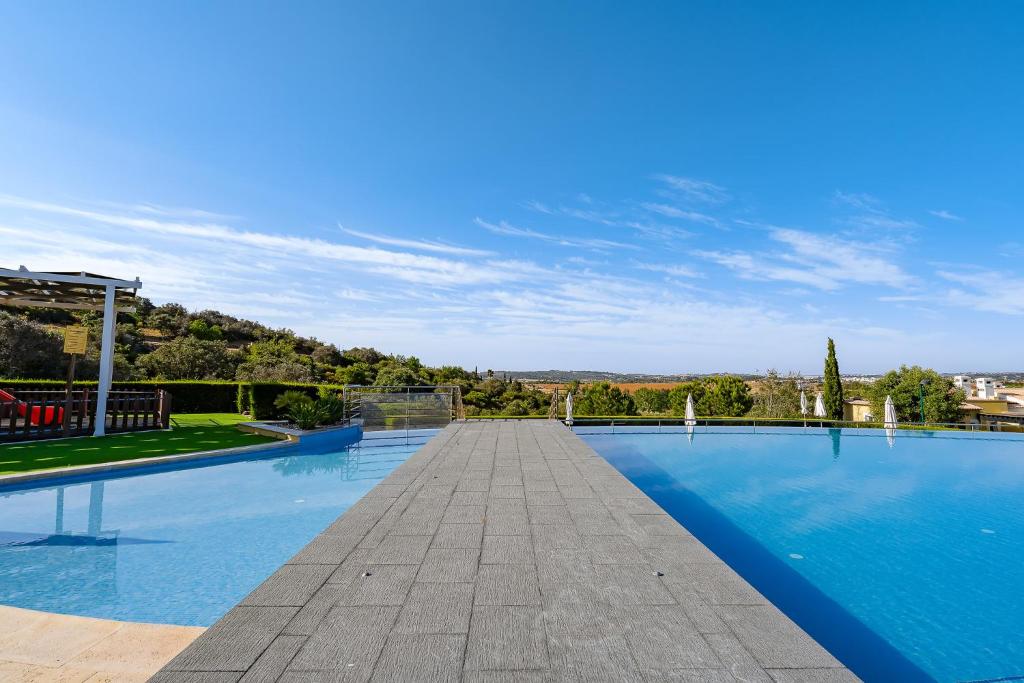 Mexilhoeira GrandeVale da Ribeira apartment , country view and pool的蓝色海水大型游泳池