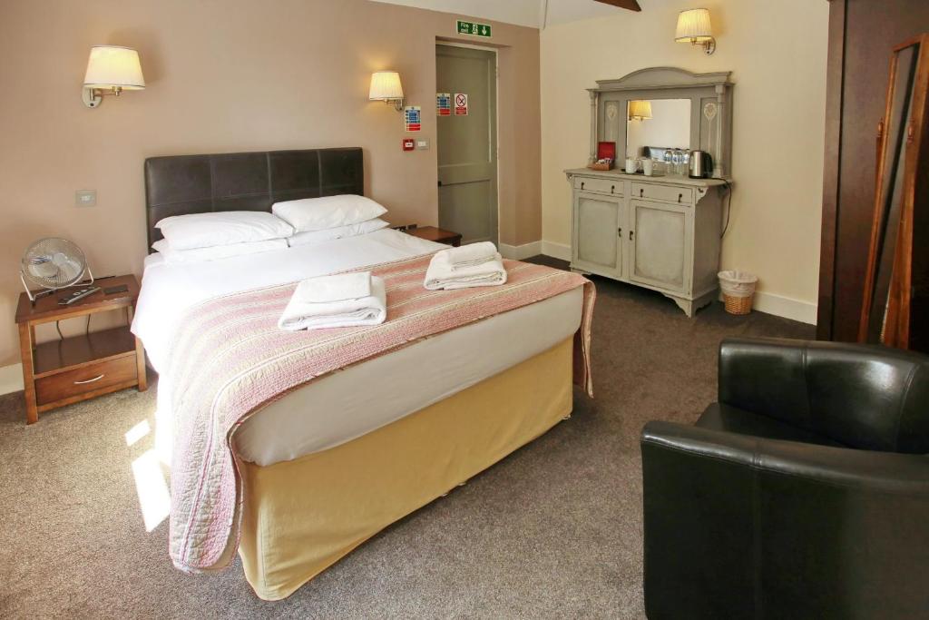 马尔堡The Barleycorn的一间卧室配有一张大床和两条毛巾