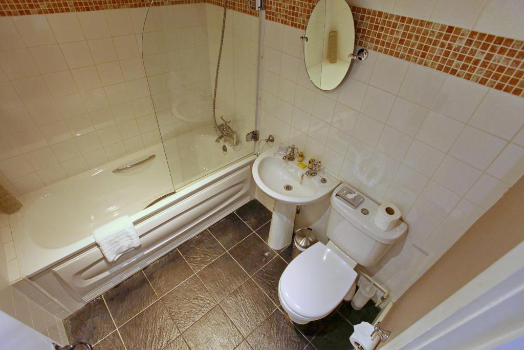 马尔堡The Barleycorn的浴室配有卫生间、浴缸和水槽。
