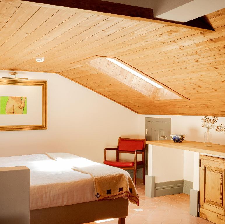 米尔芳提斯城Casa do Lado的一间卧室设有一张床和木制天花板
