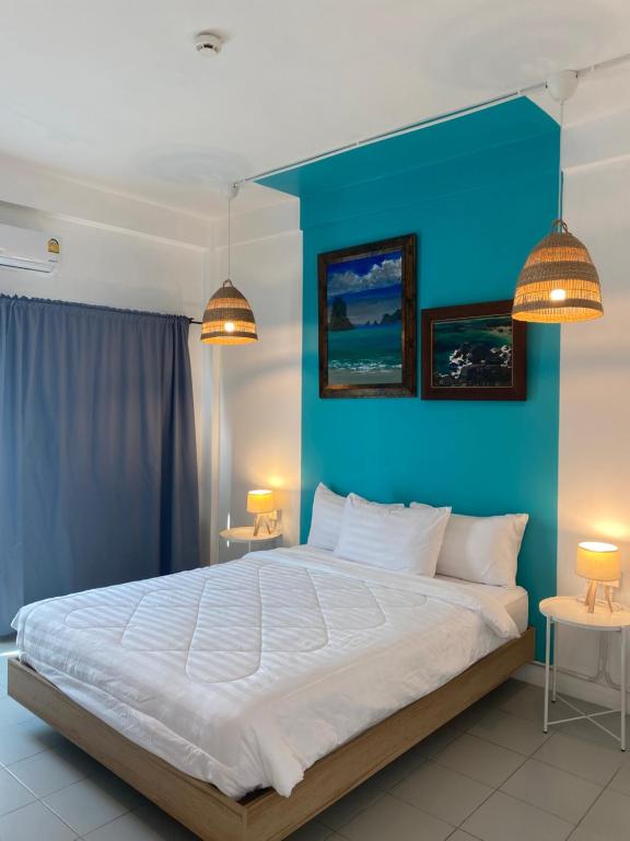 曼谷Baan Suandao Wat Arun的一间卧室设有一张蓝色墙壁的大床