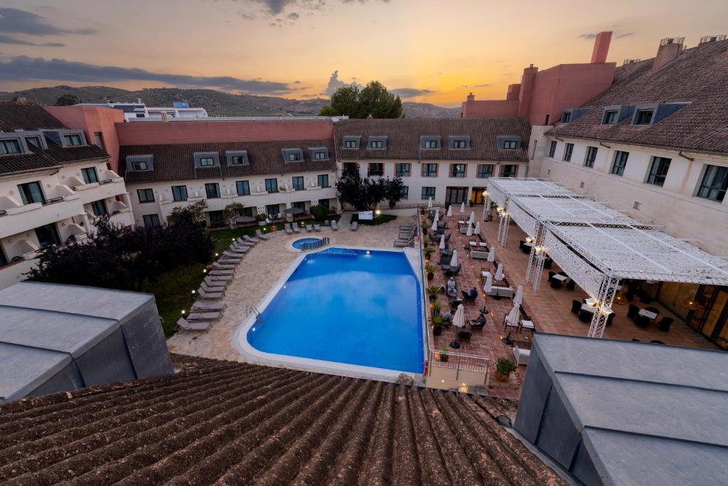 安特克拉Hotel Antequera Hills的享有大楼游泳池的顶部景致