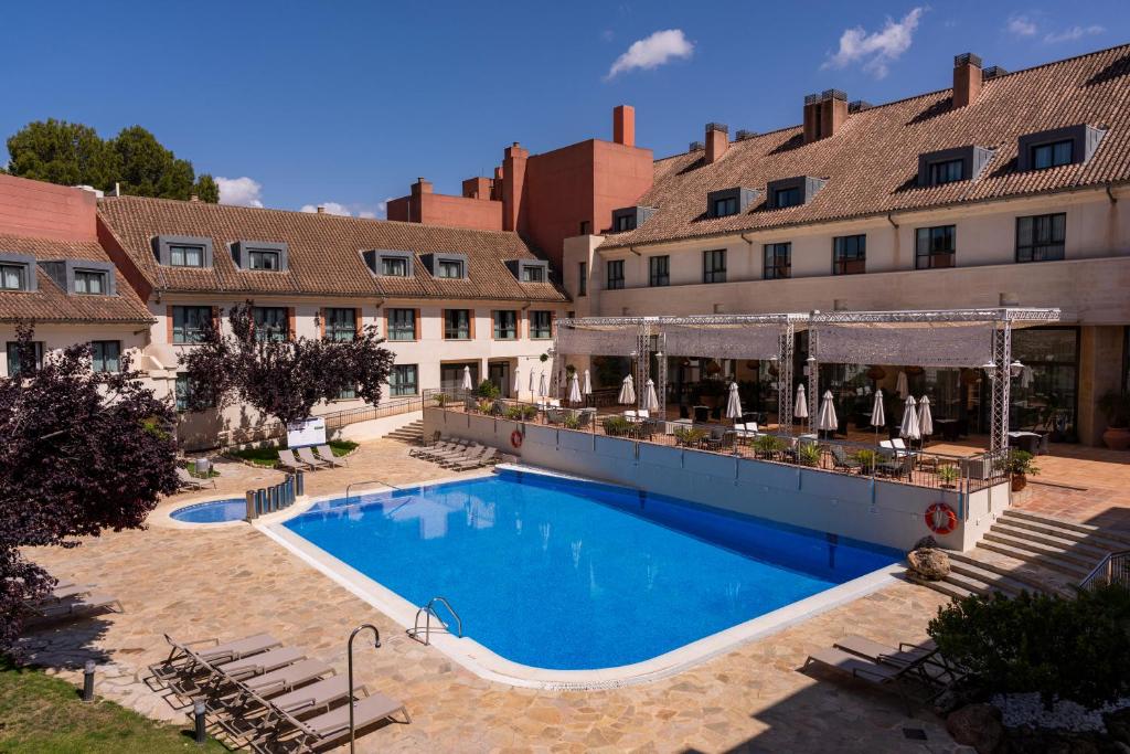 安特克拉Hotel Antequera Hills的大楼前的大型游泳池