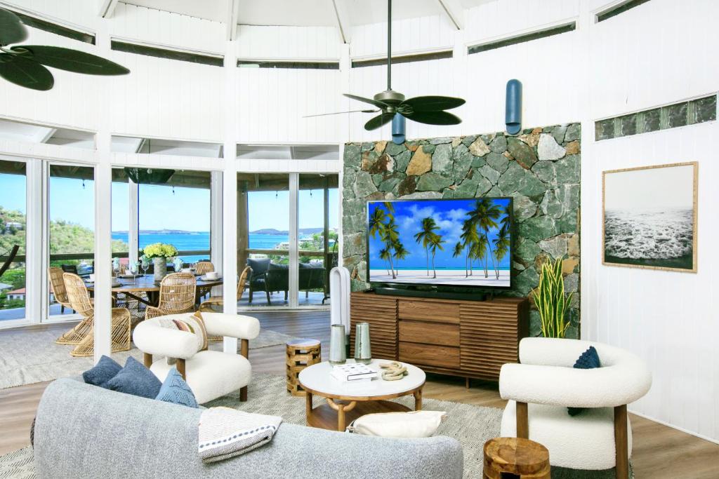 EnighedArchitect-Designed Villa的客厅配有白色家具和电视