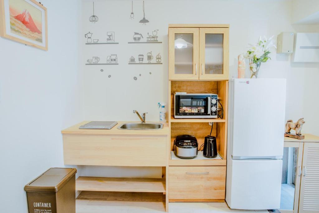 大阪桜の宿的一间带水槽和冰箱的小厨房