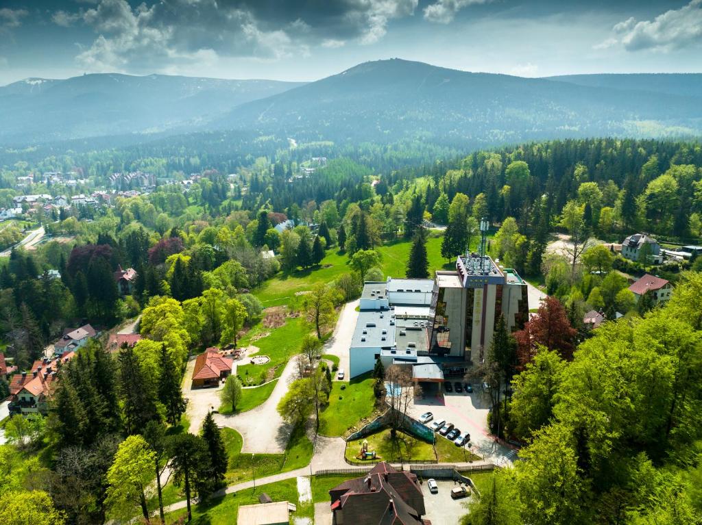 斯克拉斯卡波伦巴伯尔尼特因特费斯波特大酒店的享有小镇的空中景色,以群山为背景