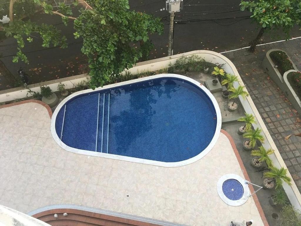 萨尔瓦多Studio encantador com vista mar的屋顶游泳池的顶部景色