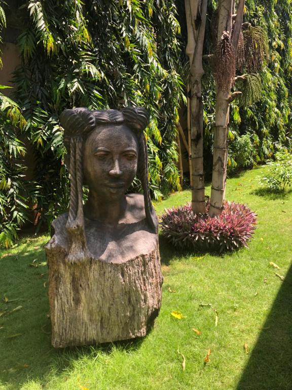 洛美Nomads的坐在树 ⁇ 中的女人的雕像