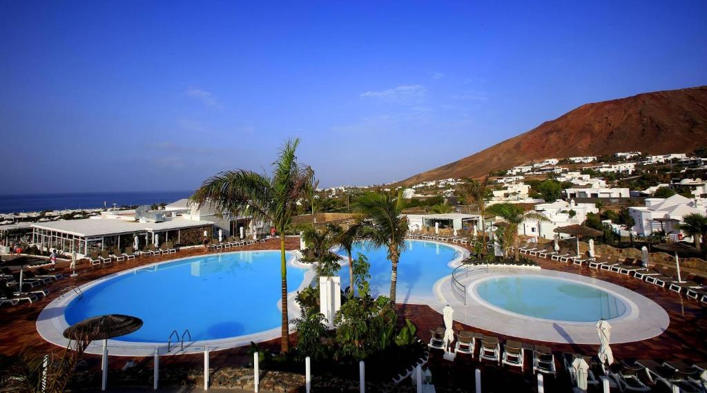 普拉亚布兰卡Labranda Alyssa Suite Hotel的享有带度假村的大型游泳池的顶部景色