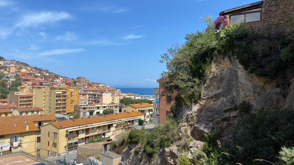 圣托斯特凡诺港La Terrazza Di CavaLegni的山景城市景观和建筑