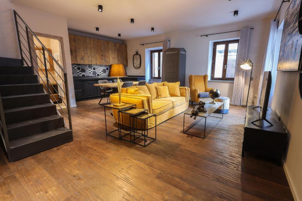 苏特里Casa Margot的客厅配有黄色的沙发和桌子