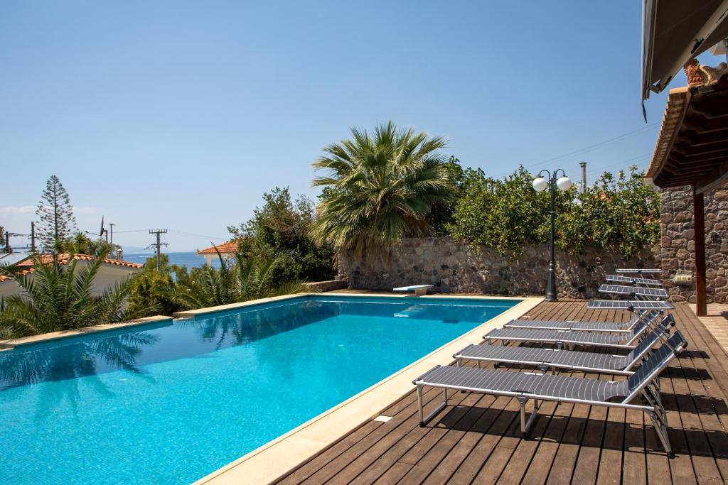 Green Villa Aegina内部或周边的泳池