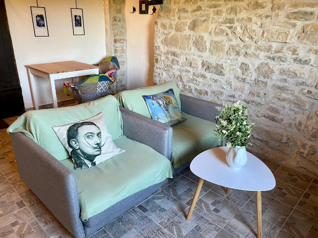 格罗日年Lucky Home - Apartment Art Grožnjan的客厅配有沙发和桌子