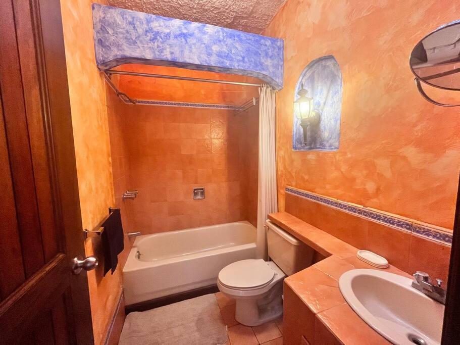 圣何塞港Casa Villas del Pacifico Puerto San José的浴室配有卫生间、浴缸和水槽。